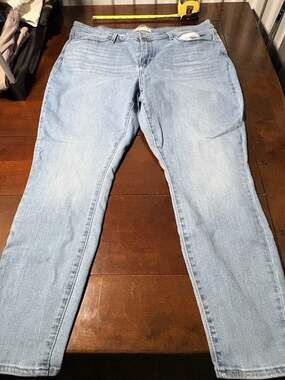 Signature Levi Strauss Jeans Womens 6 Blue Light Wash Mid-Rise Skinny Slim Denim